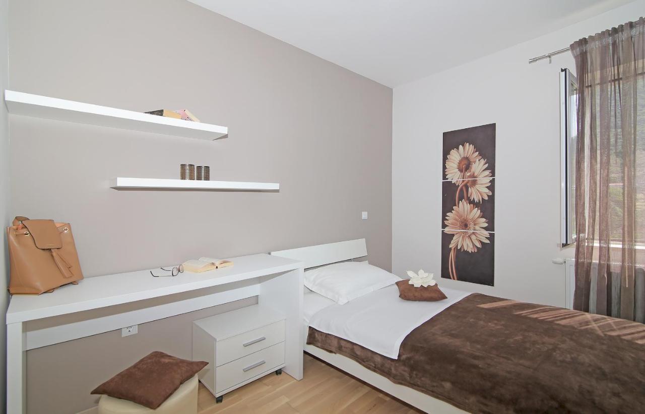 Apartment Moretic Gromaca Buitenkant foto