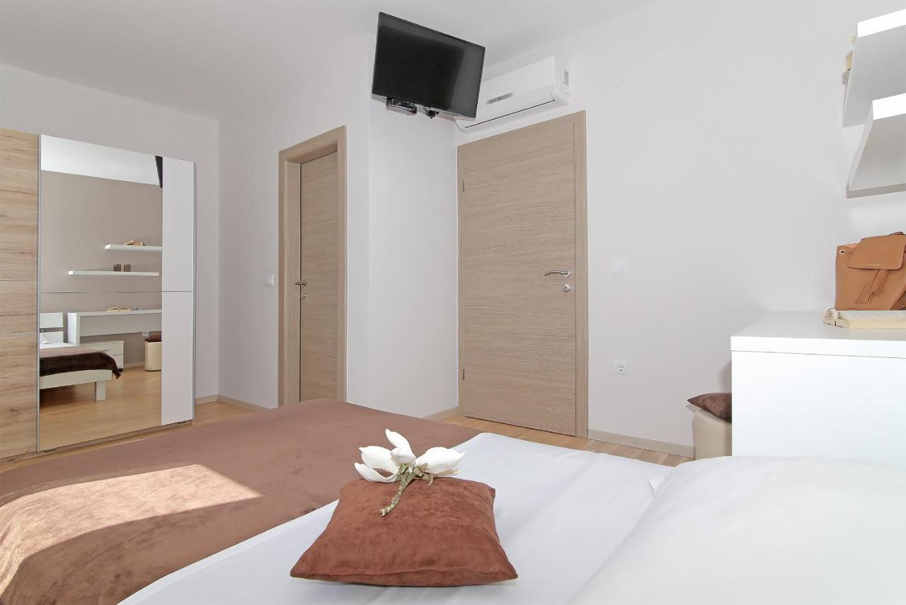 Apartment Moretic Gromaca Buitenkant foto