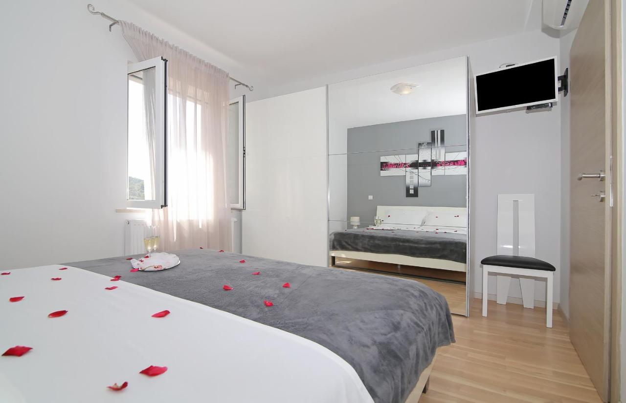 Apartment Moretic Gromaca Buitenkant foto